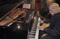 Il maestro Silvio Donati suona al pianoforte il motivo della Colonna sonora premiata